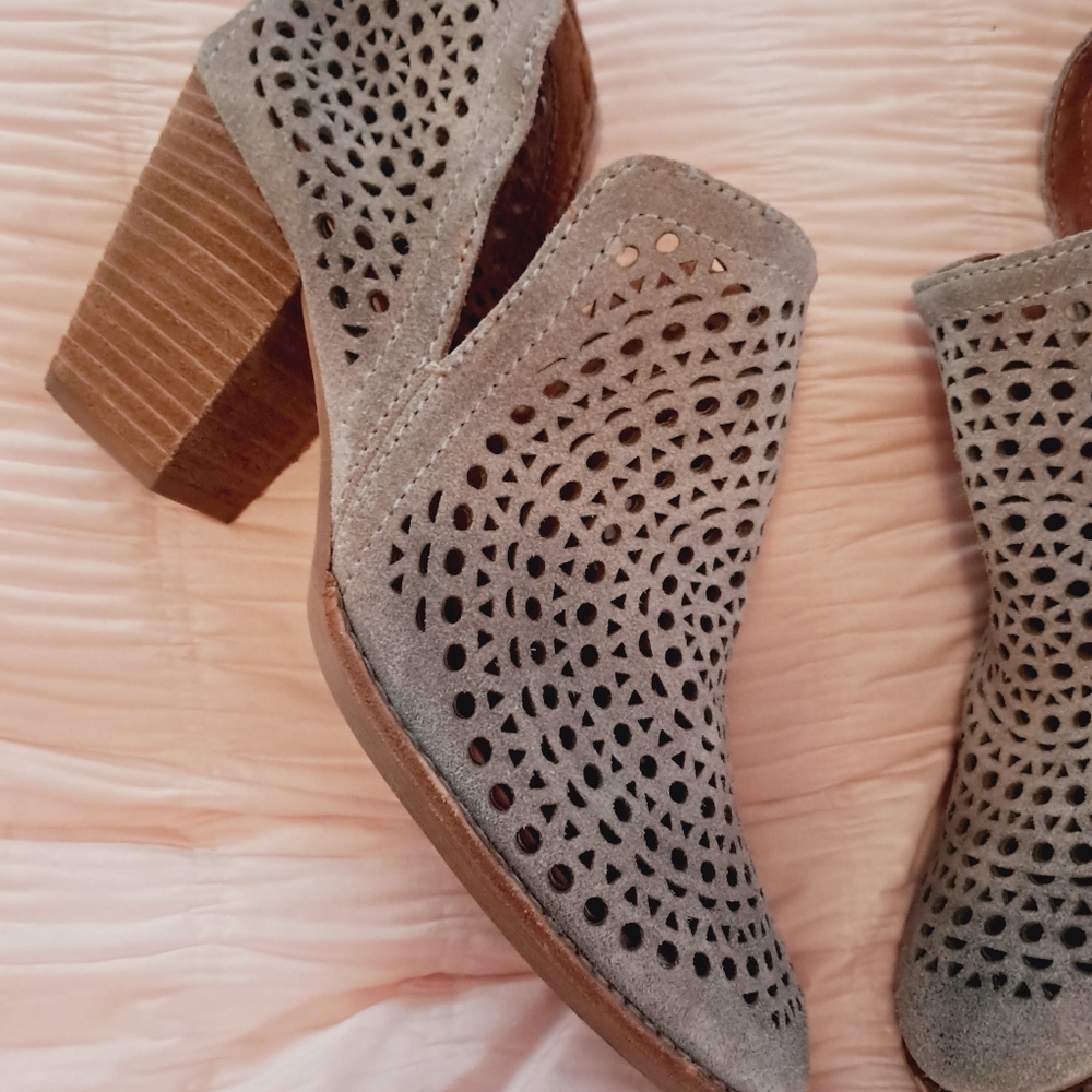 💋SUPER cute & sexy Jeffrey Campbell suade booties.. Great look!! 7.5